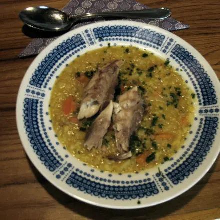 Linseneintopf mit geräuchertem Fischfilet