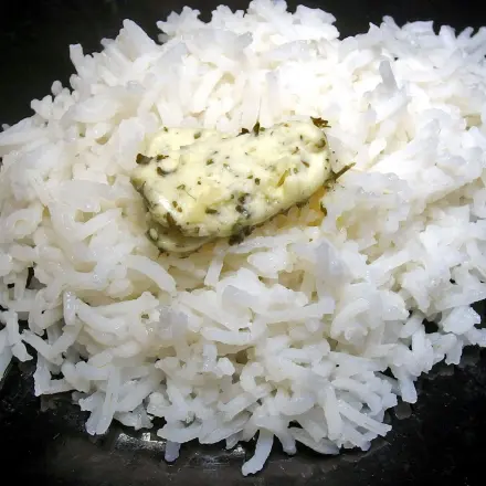Reis mal anders: Reis mit Kräuterbutter