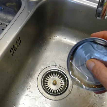 Thunfischkonserven: Lake abgießen ohne Sieb