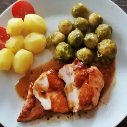 Hähnchenbrust mit Rosenkohl & Kartoffeln