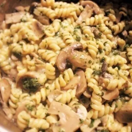 Schneller Nudeltopf mit Champignons und Spinat - vegetarisch