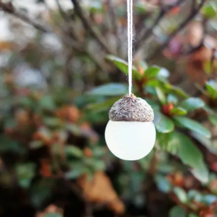 Baumschmuck aus Eichelhütchen