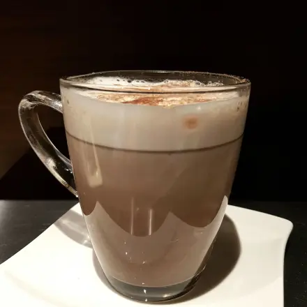 Heiße Schokolade mit Zimt und Lebkuchengewürz