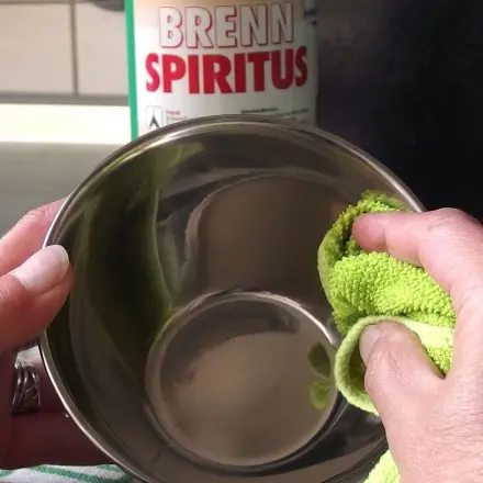 Glänzendes Edelstahl in der Küche mit Brennspiritus