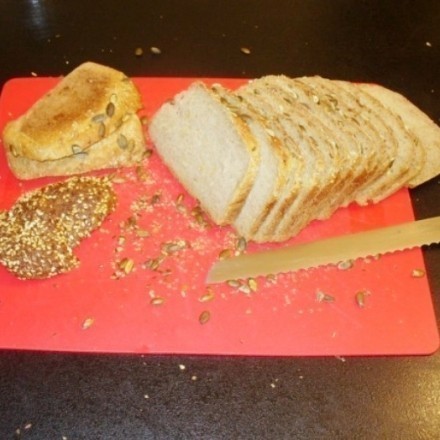 Saaten und Körner vom Brotschneiden aufbewahren