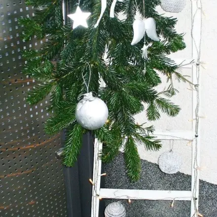 Vorweihnachtliche Dekoration: Weiße Leiter