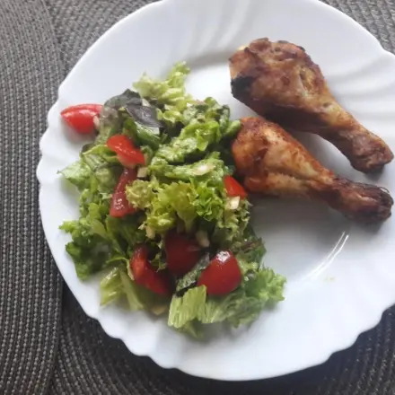 Hähnchenunterkeulen mit gemischtem Salat