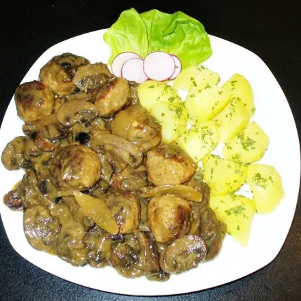 Hackbällchen mit frischen Champignons zu Petersilienkartoffeln