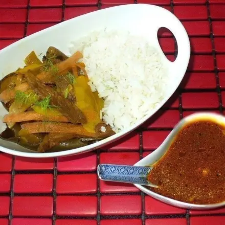 Chinesische Trockenpilze mit Rindfleischstreifen und Gemüse