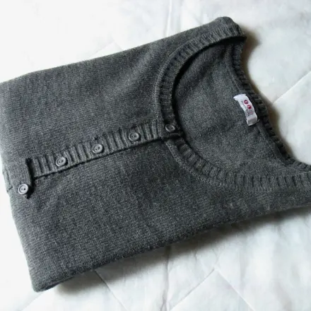 Praktische Hilfe beim Zusammenlegen von Kleidungsstücken