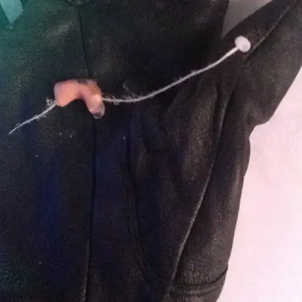 Belüftungsloch vom Hörgerät unterwegs reinigen