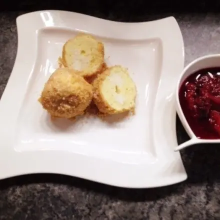 Quarkknödel mit Nussbröseln und Zwetschgenröster