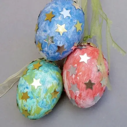 Ostereier am Weihnachtsbaum