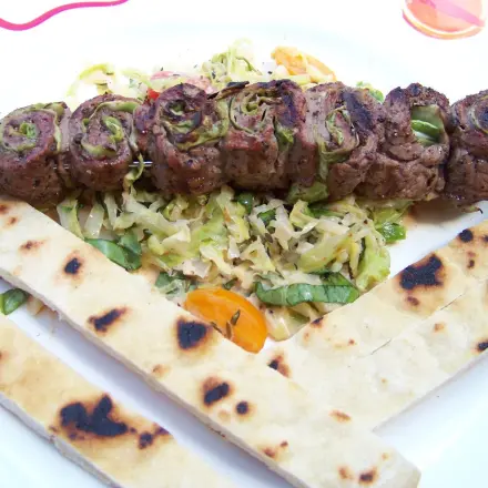 Gegrillte Rinderfilet-Roulade auf Spitzkohl mit Pfannenbrot