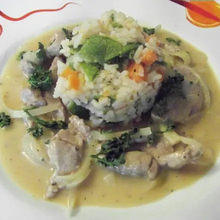 Parmesan-Geschnetzeltes von der Schweinelende mit Gemüsereis