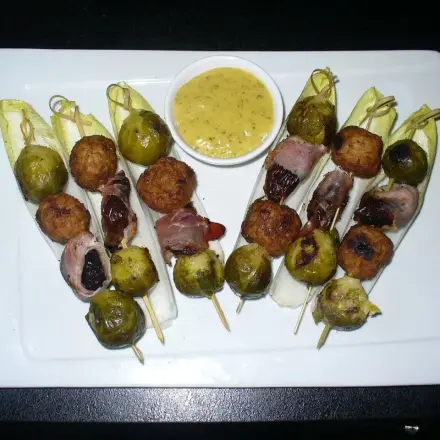 Interessante Spieße mit Hackbällchen und Rosenkohl