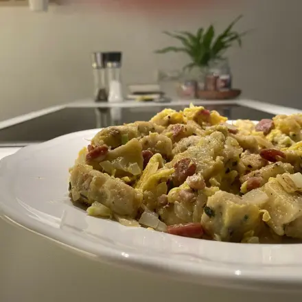 Resteessen: Geröstete Knödel mit Eiern und Speck