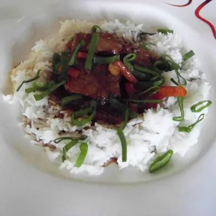 Rot geschmortes Schweinefleisch