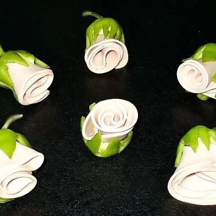 Kleine Deko fürs Buffet: Röschen aus Wurst, Schinken oder Lachs