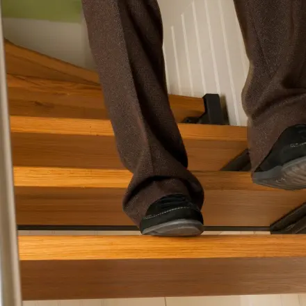 Knie- und Gelenkprobleme beim Hinabgehen der Treppe