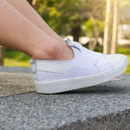 Turnschuhe mit weißen Stellen wie neu
