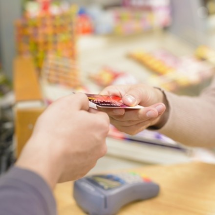 Gebühren bei Kreditkartenzahlungen fallen in den meisten Fällen weg
