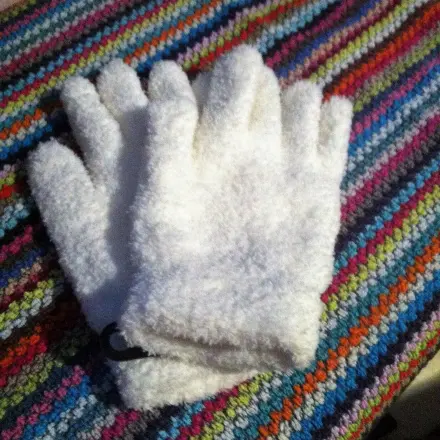 Staubwischen mit Synthetik-Plüsch-Handschuhen
