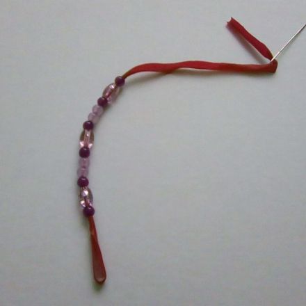 Luftballon als Gummi für Perlenarmbänder verwenden