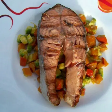 Gegrilltes Lachssteak auf Hokkaido-Avocado-Bett