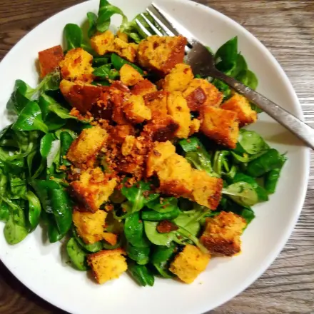 Ein leichtes Abendessen: Feldsalat mit gerösteten Linsenbrotstücken
