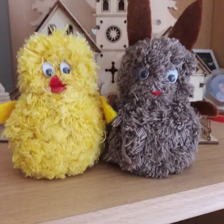 Osterdeko basteln: Küken und Häschen