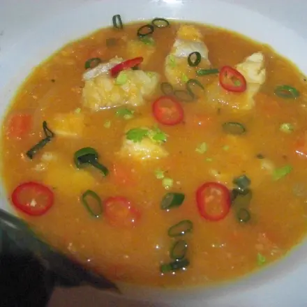 Leckere Süßkartoffelsuppe mit marinierter Fischeinlage