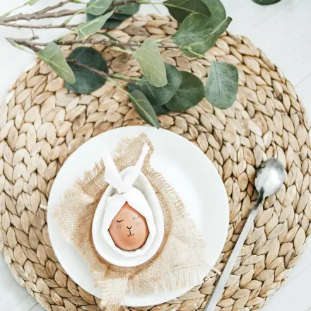 Tischdeko an Ostern: Servietten-Osterhase