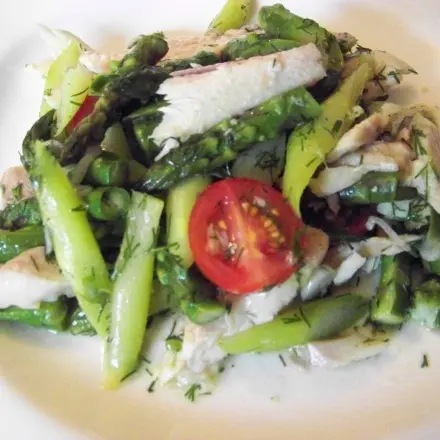 Lauwarmer Salat vom grünen Spargel mit geräucherter Forelle
