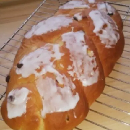 Saftiger lockerer Hefezopf mit Dinkelmehl und Schmand