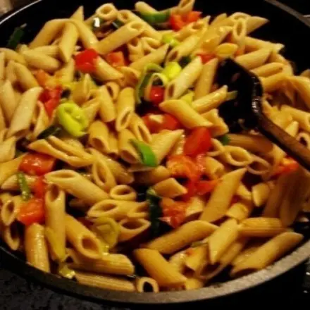 Bunte Gemüsepfanne mit Penne