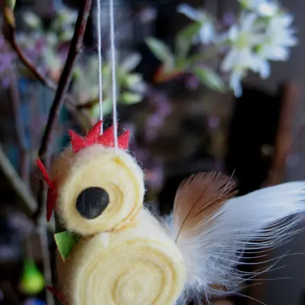 Hübsche Deko für den Osterstrauß: Hühnchen oder Hähnchen basteln