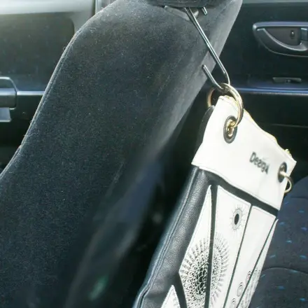 Wohin mit der Handtasche im Auto?