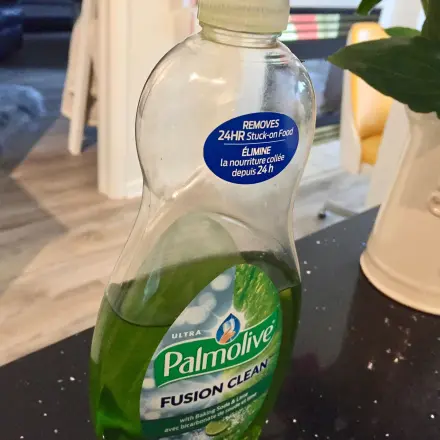 Schmutzige Spülmittelflasche in der Küche vermeiden