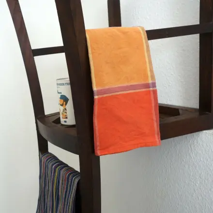Stuhl als Küchenregal mit Handtuchhalter