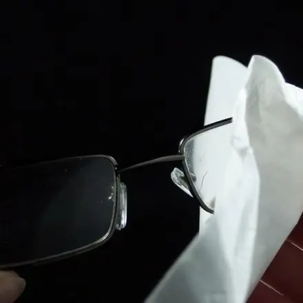 Streifenfreie Brillengläser mit der Zunge