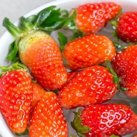 Erdbeeren richtig waschen und putzen