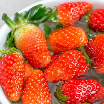 Erdbeeren richtig waschen und putzen