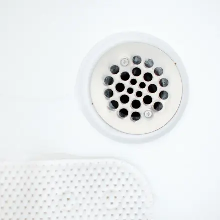 Haare aus dem Ablaufsieb der Badewanne oder Dusche ruckzuck entfernen