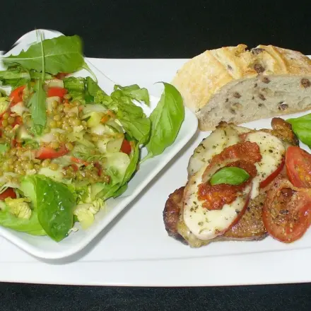 Sommeressen: Überbackenes Schweinerückensteak mit Mozzarella & Tomaten