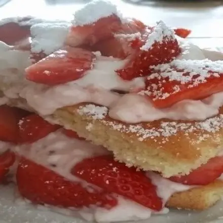 Frisch zubereiteter Erdbeerkuchen