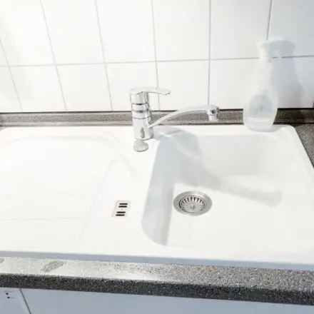 Weiße Granitspüle reinigen