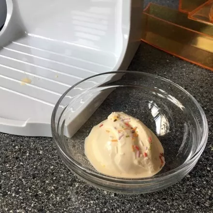 Selbstgemachtes Vanilleeis aus der Gino Gelati Eismaschine (mit Kühlbehälter).