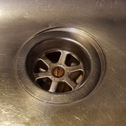 Abfluss mit Geschirrspültab freimachen