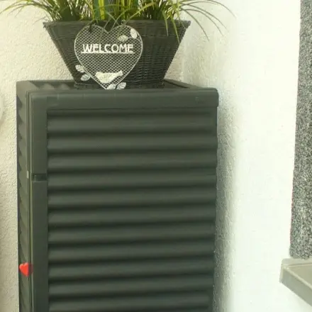 Günstige Auflagenbox wird zum platzsparenden Terrassen-/Balkonschrank